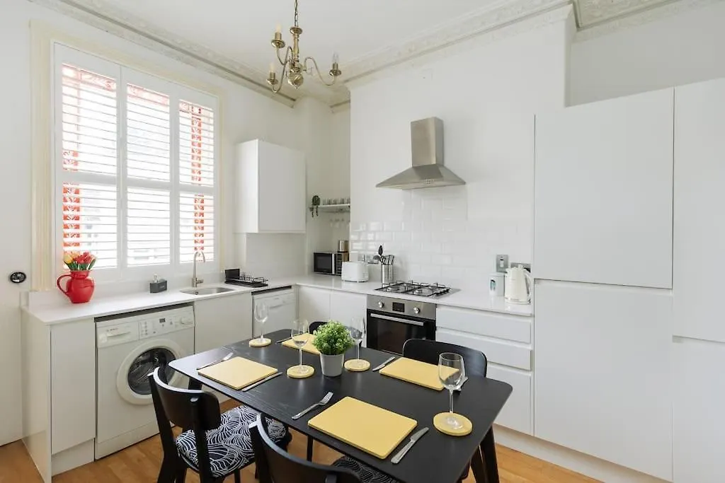 Stylish Period Maisonette Flat In Centre Of Bath 0*,