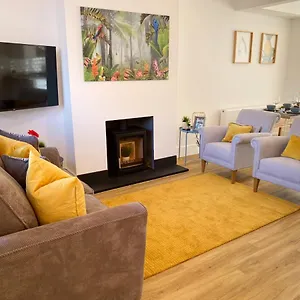 https://stunning-new-house-great-location-garden-parking.bournemouth-hotels.org